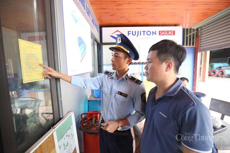 Ký cam kết với các tổ chức cá nhân kinh doanh nhằm đảm bảo ổn định thị trường. Ảnh: Trọng Tùng