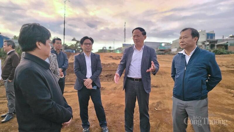 Lãnh đạo UBND tỉnh Gia Lai, Ban Quản lý Các dự án đầu tư xây dựng tỉnh Gia Lai kiểm tra thực tế tại dự án đường Nguyễn Văn Linh. Ảnh: Hiền Mai