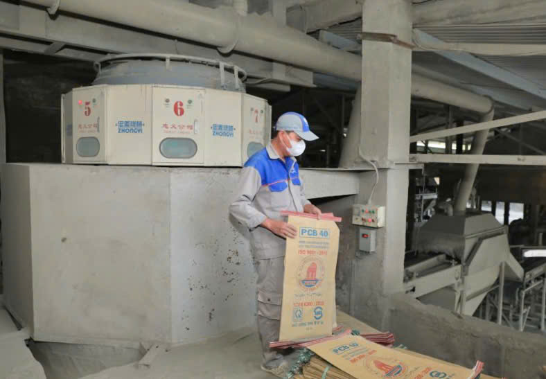 Công ty CP BICEM (xã Tuy Phước) chuyên sản xuất xi măng cũng thuộc đơn vị phát thải lớn phải thực hiện kiểm kê khí nhà kính. Ảnh: ĐVCC