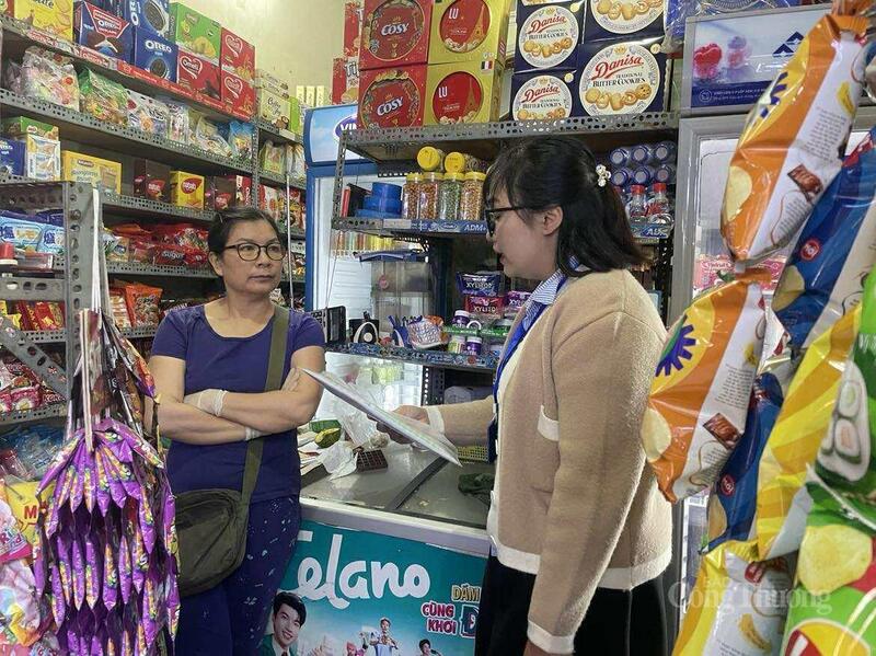 Cán bộ phường Từ Liêm tăng cường tuyên truyền, vận động các hộ kinh doanh buôn bán hàng hóa có nguồn gốc, xuất xứ rõ ràng.