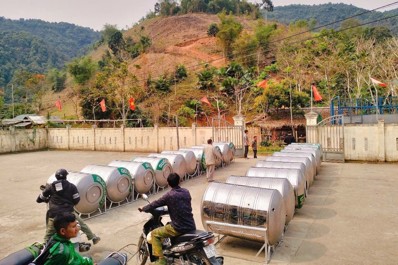 Bà con xã Yên Na được hỗ trợ téc nước theo nội dung nước sinh hoạt phân tán.