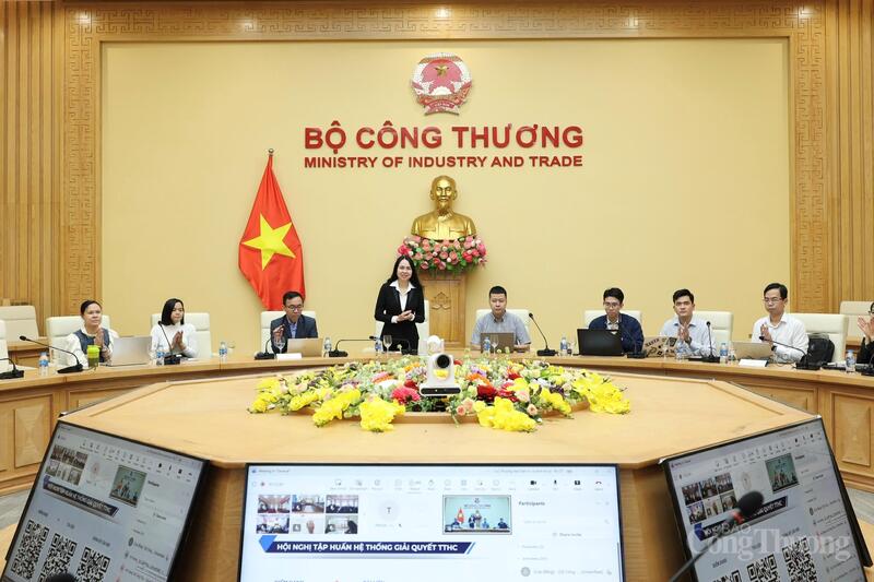 Bà Lê Hoàng Oanh, Cục trưởng Cục Thương mại điện tử và Kinh tế số phát biểu khai mạc hội nghị. Ảnh: Quỳnh Trang