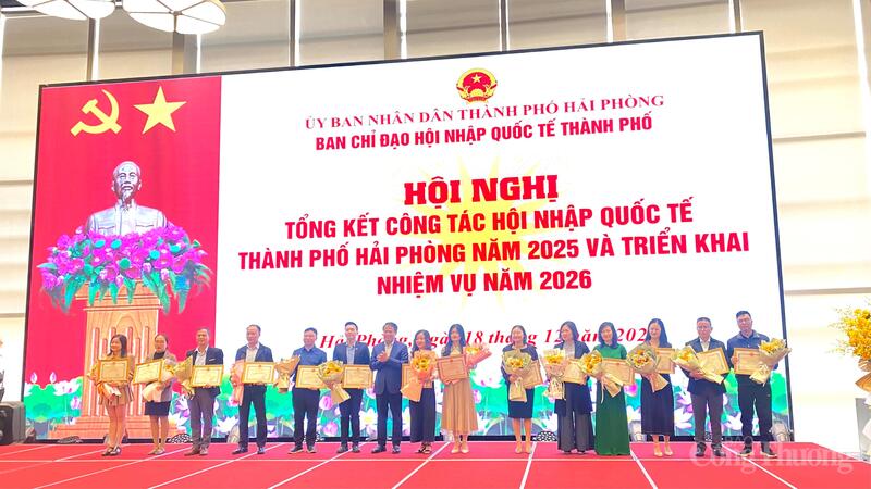 Lãnh đạo Sở Công Thương Hải Phòng tặng giấy khen các cá nhân, doanh nghiệp có đóng góp vào sự phát triển của ngành Công Thương năm 2025.
