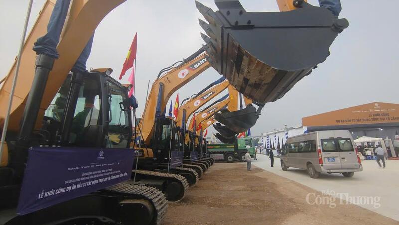 Các phương tiện, máy móc tại lễ khởi công. Ảnh: Hải Sơn