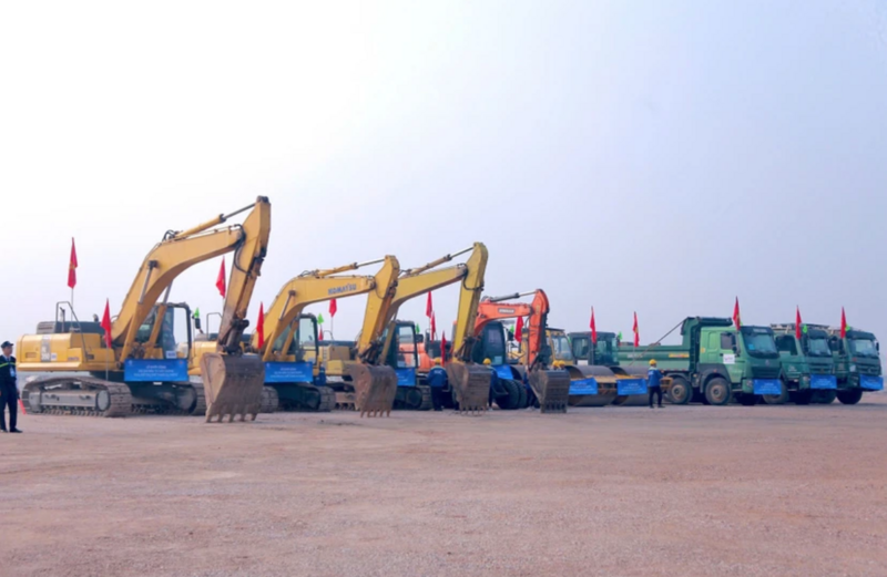 Dàn xe cơ giới chuẩn bị cho Lễ khởi công dự án đầu tư xây dựng khu đô thị thể thao Olympic (xã Thượng Phúc, thành phố Hà Nội) - Ảnh: Minh Hằng