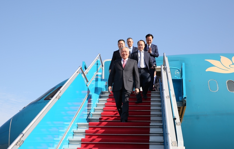 Phó Thủ tướng Thường trực Nguyễn Hòa Bình đáp chuyến bay đầu tiên xuống Sân bay Quốc tế Long Thành - Ảnh: VGP/Nguyễn Hoàng