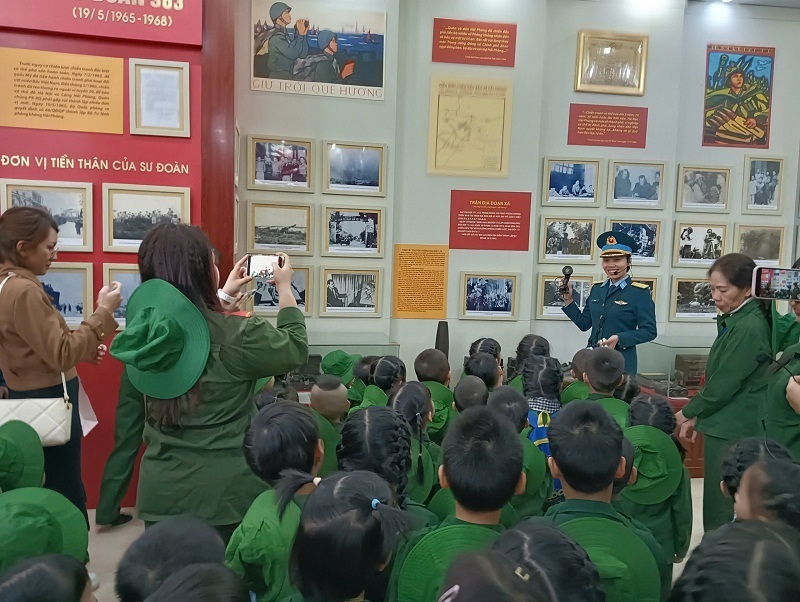 Các cháu thiếu nhi được nghe giới thiệu về truyền thống của đơn vị.