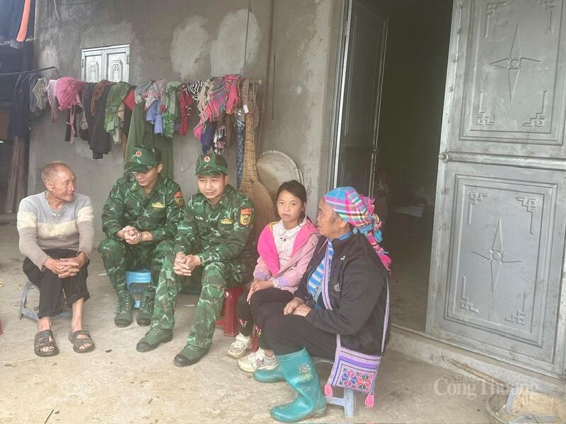 Các chiến sĩ Đồn Biên phòng Dào San tuyên truyền cho bà con đoàn kết, cảnh giác không nghe theo các tà đạo.