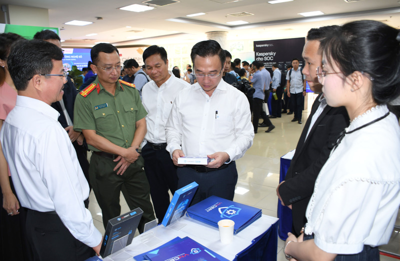 Ông Đặng Minh Thông - Phó Bí thư Thành ủy TP. Hồ Chí Minh và các đại biểu tham quan khu vực triển lãm giải pháp công nghệ và an ninh mạng 2025, trong khuôn khổ chương trình. Ảnh: Minh Khuê.