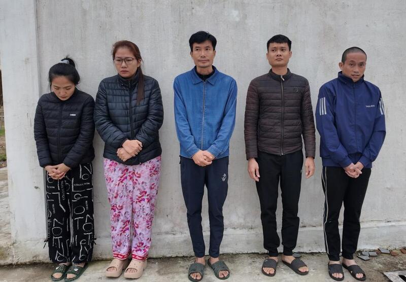 5 bị can bị khởi tố về tội “buôn bán hàng giả”. Ảnh: Công an Hà Tĩnh