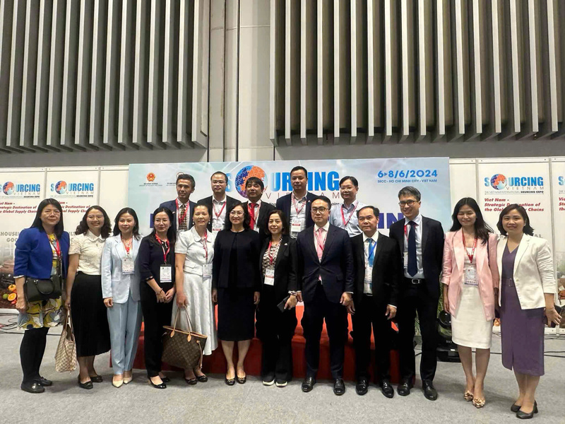 Thứ trưởng Bộ Công Thương Phan Thị Thắng cùng Tham tán thương mại, Trưởng Cơ quan Thương vụ Việt Nam tại nước ngoài.