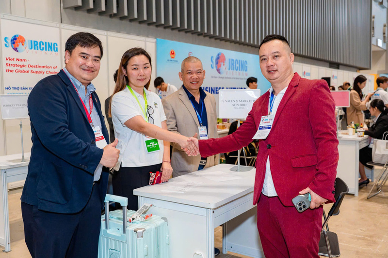 Tham tán thương mại Lê Phú Cường (trái ảnh) kết nối doanh nghiệp tại Vietnam International Sourcing.