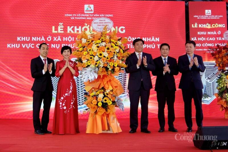 Chủ tịch UBND tỉnh Phú Thọ Trần Duy Đông tặng hoa chúc mừng Công ty Cổ phần Tư vấn Xây dựng và Thương mại Doanh Gia.