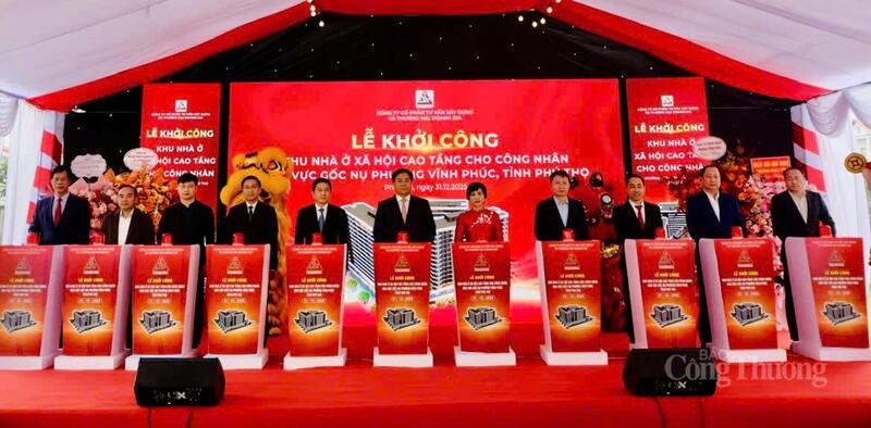 Các đại biểu nhấn nút khởi công Dự án khu nhà ở xã hội cao tầng cho công nhân tại khu vực Gốc Nụ, phường Vĩnh Phúc, tỉnh Phú Thọ.