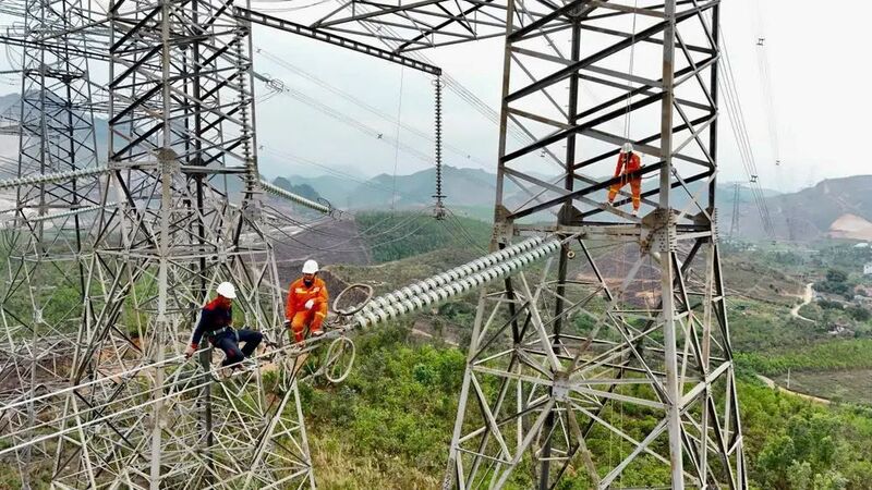 Thi công hạ dây tại VT20 đường dây 500kV Thăng Long - Quảng Ninh