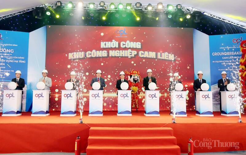 Các đại biểu bấm nút khởi công Khu công nghiệp Cam Liên.