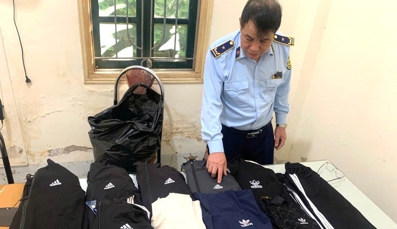 Lực lượng Quản lý thị trường tỉnh Sơn La tạm giữ số hàng hóa có dấu dấu hiệu giả mạo nhãn hiệu Adidas. Ảnh: Danh Phúc