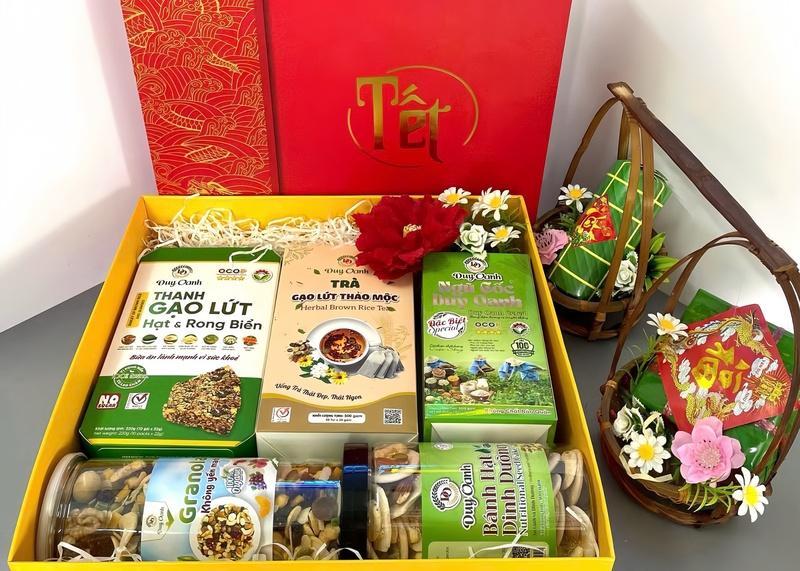 Các cơ sở sản xuất OCOP thiết kế bao bì chỉn chu, đa dạng theo từng giá trị quà tặng để phục vụ các tệp khách hàng khác nhau. Ảnh: Diễm Phúc