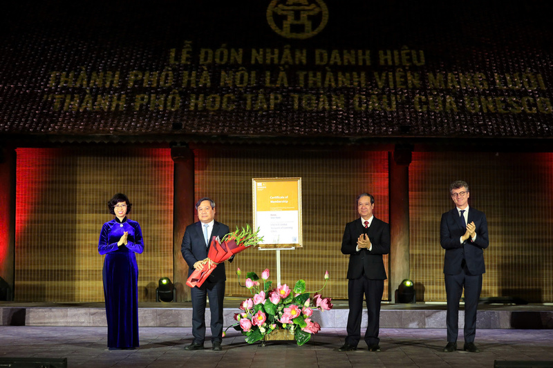 Chủ tịch UBND Thành phố Hà Nội Vũ Đại Thắng đã đón nhận chứng nhận danh hiệu thành phố Hà Nội là thành viên Mạng lưới “Thành phố học tập toàn cầu” của UNESCO. Ảnh: Linh Phạm