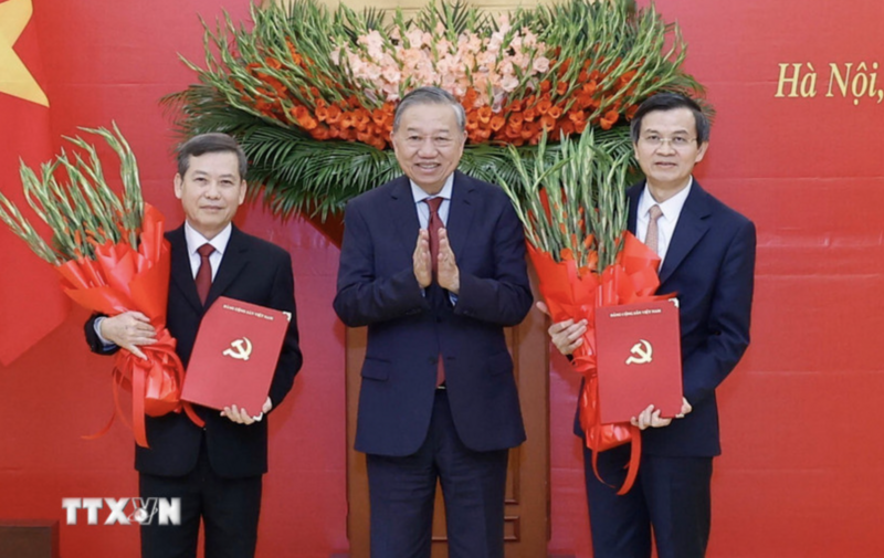 Tổng Bí thư Tô Lâm trao Quyết định của Bộ Chính trị cho các đồng chí Lê Minh Trí (bên trái) và Đoàn Minh Huấn (bên phải). (Ảnh: Thống Nhất/TTXVN). Ảnh: TTXVN