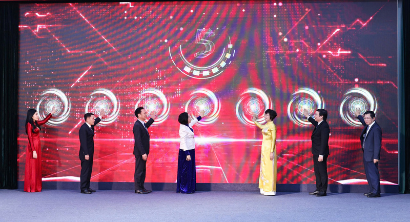 Phó Chủ tịch Quốc hội Nguyễn Thị Thanh và các đại biểu thực hiện nghi thức khai trương trang thông tin về bầu cử đại biểu Quốc hội khóa XVI và đại biểu Hội đồng nhân dân các cấp nhiệm kỳ 2026 - 2031.