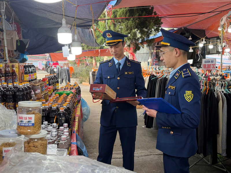Đội QLTT số 1 tập trung giám sát các nhóm hàng hóa tiêu dùng thiết yếu, quần áo, giày dép, mỹ phẩm, đồ gia dụng, thực phẩm đóng gói và thực phẩm ăn liền… Ảnh: langson.dms