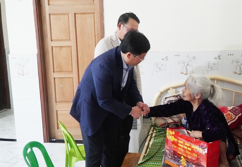 Lãnh đạo thành phố Huế thăm hỏi, tặng quà Tết cho Anh hùng lực lượng vũ trang nhân dân Hồ Kan Đơm, xã A Lưới 2. Ảnh: H. Minh