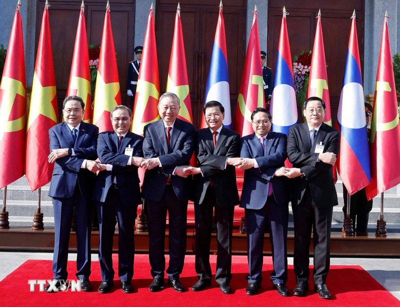 Tổng Bí thư Tô Lâm và Tổng Bí thư, Chủ tịch nước Lào Thongloun Sisoulith cùng các đồng chí Lãnh đạo chủ chốt hai nước. Ảnh: Thống Nhất/ TTXVN