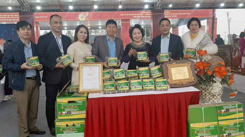 Các đơn vị phân phối, cung ứng hàng hóa thiết yếu có kế hoạch khai thác nguồn hàng hợp lý, tổ chức các điểm bán hàng, bảo đảm đầy đủ hàng hóa, giá cả ổn định phục vụ nhân dân. Ảnh: N.H