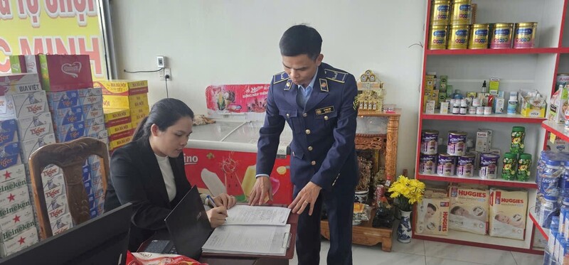 Lực lượng QLTT Thanh Hóa tăng cường công tác thông tin tuyên truyền, hướng dẫn và ký cam kết không kinh doanh hàng giả, hàng nhập lậu... Ảnh: QLTT Thanh Hóa.