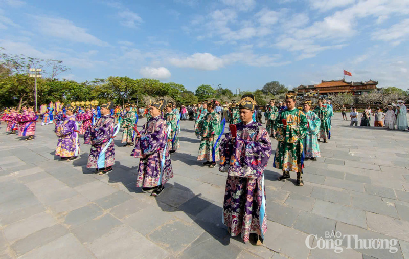 Các quan văn võ triều Nguyễn tham gia buổi lễ xếp hàng theo thứ tự phẩm cấp, trong đó các quan đứng đầu các Bộ giữ vị trí hàng đầu.