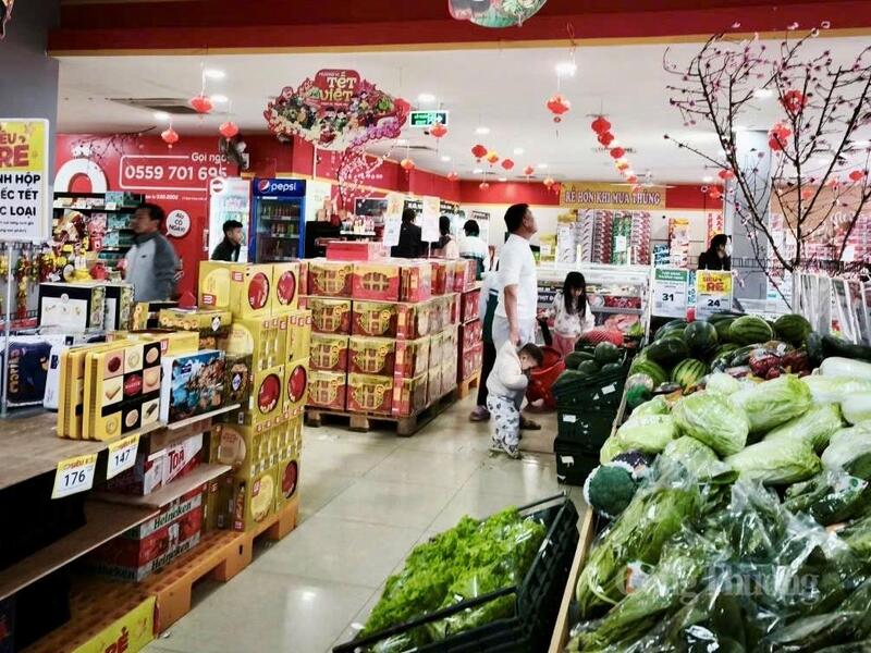Hàng hóa dồi dào, sức mua tăng mạnh dịp cận tết Nguyên đán.