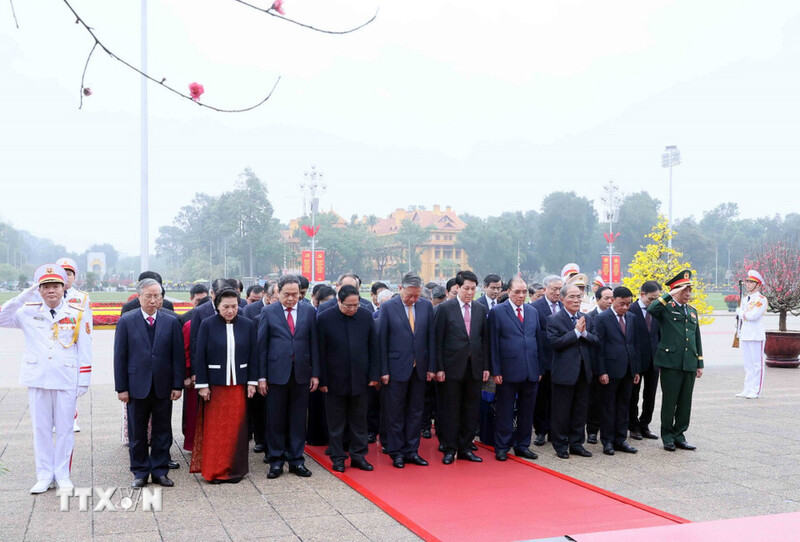 Đoàn đại biểu Ban Chấp hành Trung ương Đảng, Chủ tịch nước, Quốc hội, Chính phủ, Ủy ban Trung ương Mặt trận Tổ quốc Việt Nam tưởng niệm Chủ tịch Hồ Chí Minh. Ảnh: An Đăng/TTXVN