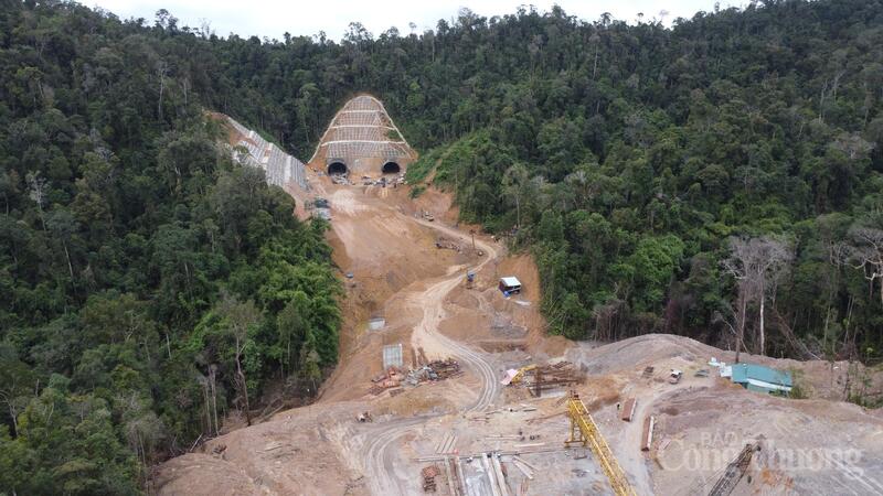 Thi công hầm ở đèo Phượng Hoàng (địa phận giáp ranh giữa Đắk Lắk và Khánh Hoà). Ảnh: Vũ Long