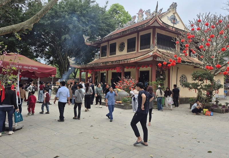 Thời tiết ngày 22/2 rất thuận lợi cho người dân và du khách hành lễ.