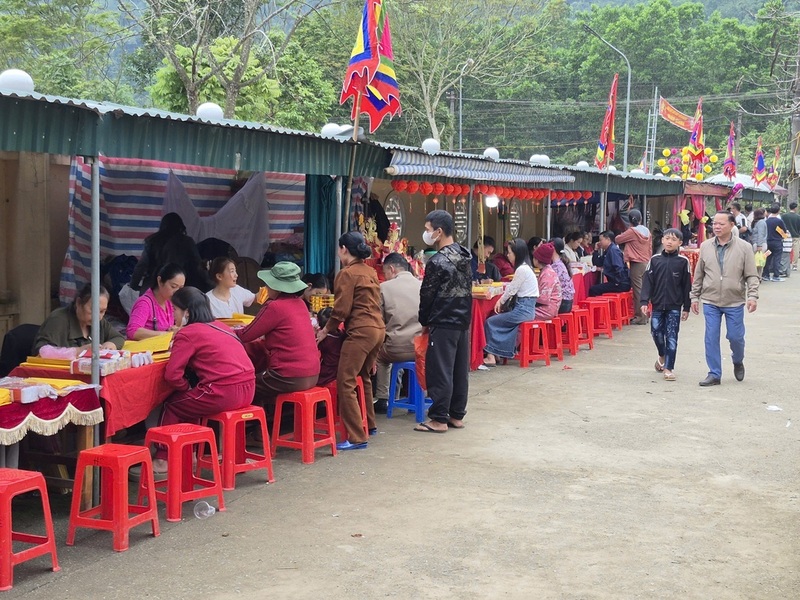 Khu vực viết sớ được Ban quản lý Khu di tích lịch sử văn hóa Cửa Đạt bố trí gọn gàng và khoa học, tạo thuận tiện cho Nhân dân và du khách khi về dâng hương, cầu lễ.