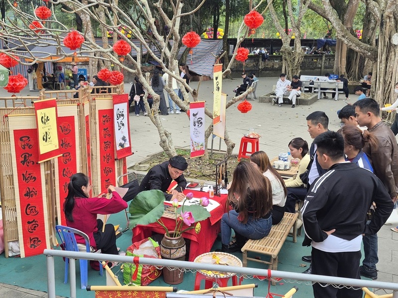 Người dân và du khách xin chữ tại đền Cửa Đạt cầu may đầu năm.