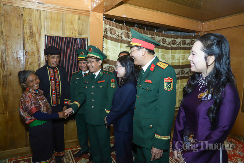 Thiếu tướng Vũ Quốc Ân, Phó Chính ủy Bộ đội Biên phòng và lãnh đạo UBND tỉnh Hà Tĩnh chia vui với hộ gia đình được về ở trong nhà mới. Ảnh: Ngọc Lâm