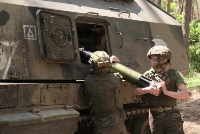 Nạp đạn pháo dẫn đường Krasnopol-M vào pháo tự hành Msta-S. Ảnh: invoen.ru