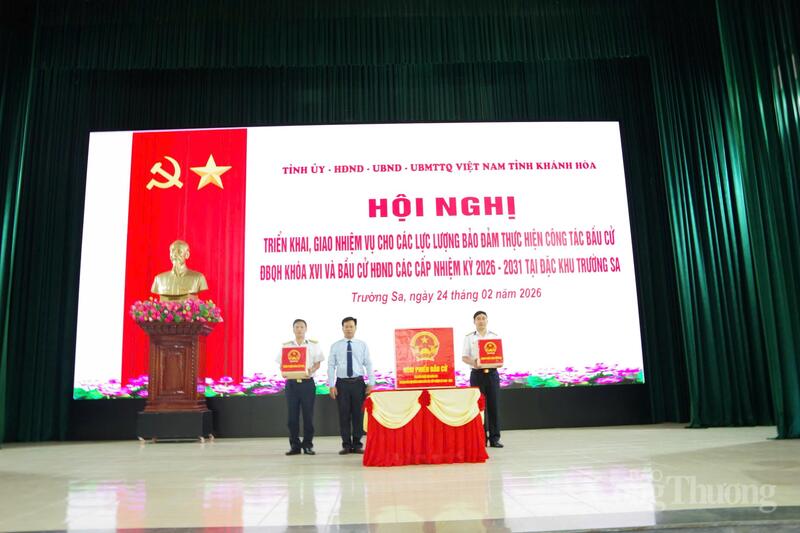 Chủ tịch UBND Đặc khu Trường Sa bàn giao hòm phiếu và tài liệu bầu cử cho trưởng đoàn công tác. Ảnh: PT