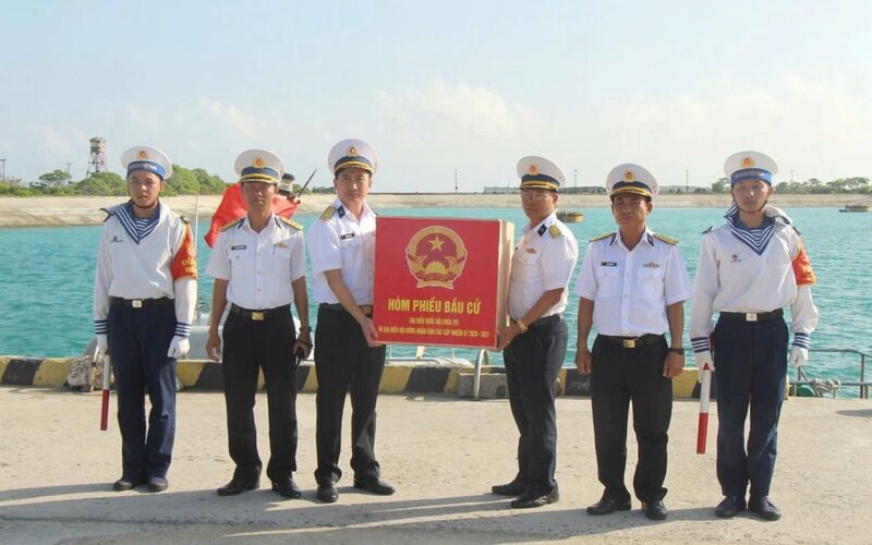 Chỉ huy đảo Song Tử Tây nhận bàn giao hòm phiếu từ đoàn công tác. Ảnh: Văn Minh