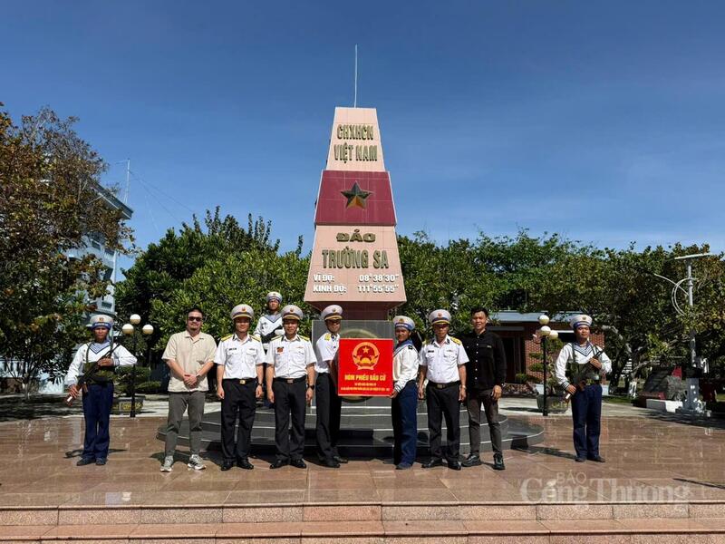 Đoàn công tác bàn giao hòm phiếu cho đảo Trường Sa. Ảnh: PT