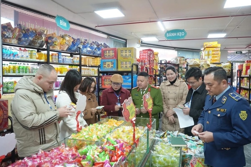 Quản lý thị trường Sa Pa phối hợp các lực lượng chức năng kiểm tra cơ sở kinh doanh trên địa bàn: Ảnh: MC