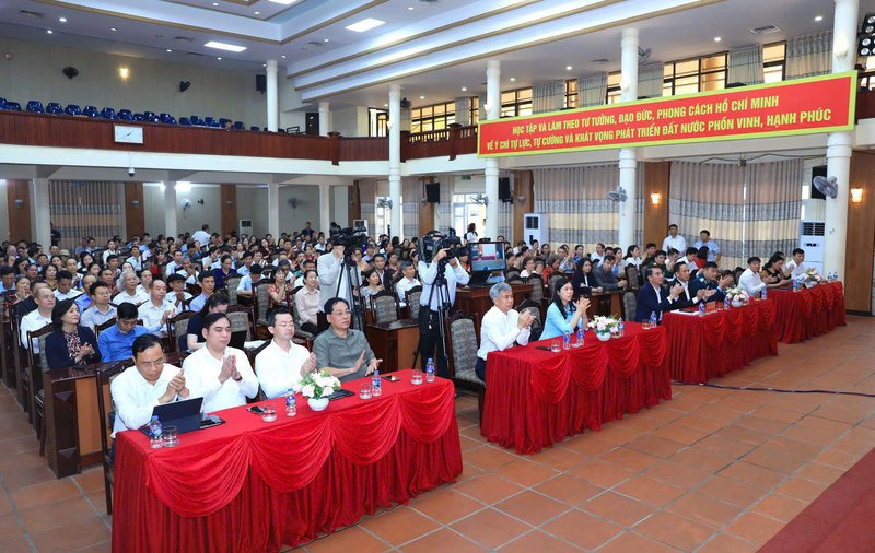 Hội nghị tiếp xúc cử tri với người ứng cử Đại biểu HĐND thành phố Hà Nội nhiệm kỳ 2026 - 2031. Ảnh: Hoàng Linh