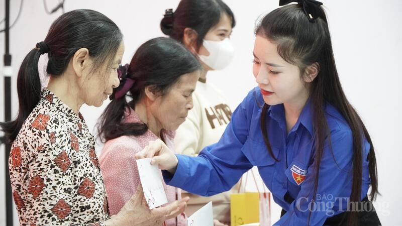 Đồng chí Lê Thị Thanh Huyền, Bí thư Đoàn Thanh niên Báo Công Thương (áo xanh).