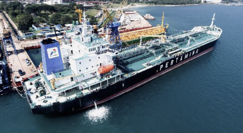 Một tàu chở dầu thuộc PT Pertamina International Shipping (PIS) neo đậu tại bến tàu của Indonesia ngày 4/7/2025. (Nguồn: TTXVN/Tempo)