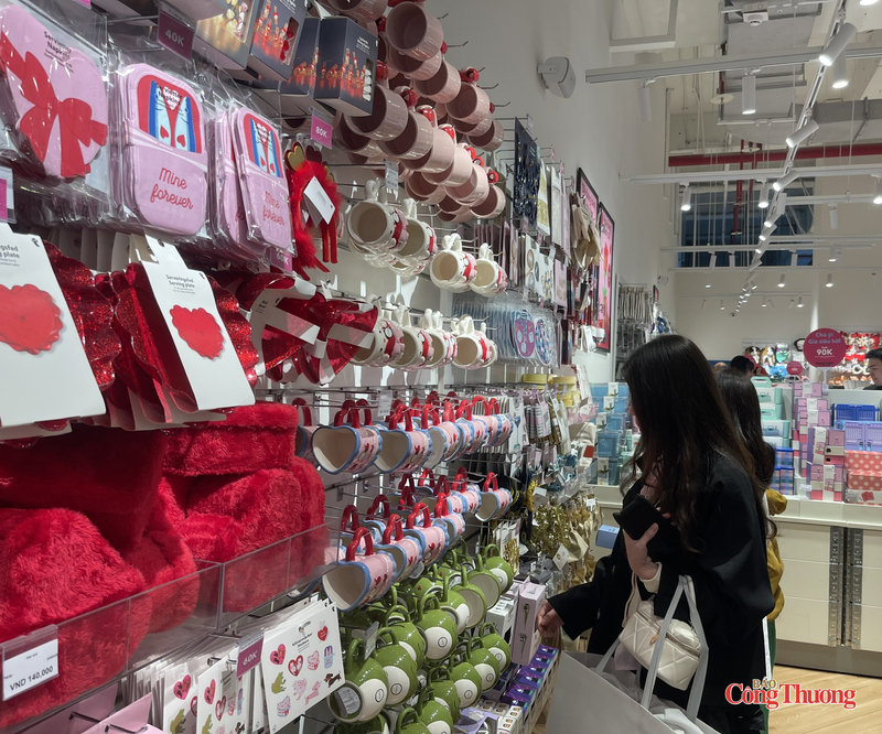 Nhiều cửa hàng bổ sung các mẫu quà tặng độc đáo nhằm đáp ứng nhu cầu khách mua.