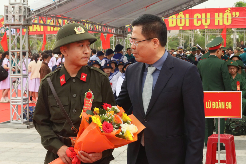Chủ tịch UBND tỉnh Quảng Ngãi Nguyễn Hoàng Giang mong muốn các thanh niên nhập ngũ phát huy truyền thống quê hương anh hùng. Ảnh: Nguyễn Dương