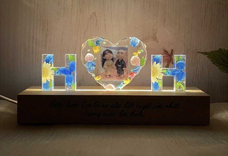 Sản phẩm đèn ngủ hoa khô thiết kế riêng thu hút sự quan tâm của người mua.