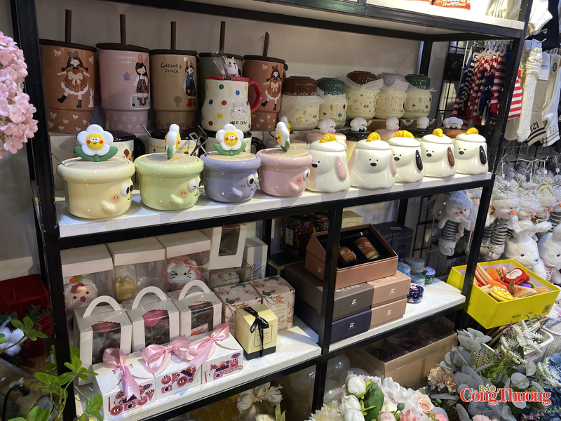 Không gian trưng bày quà tặng sôi động trong những ngày cận kề 8/3.